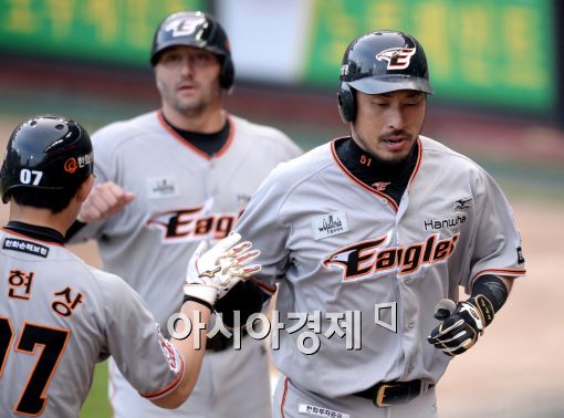 [포토]김경언, '1회부터 대량득점 성공이야'