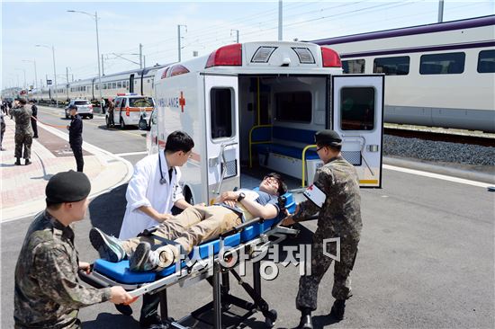 광주시 광산구(구청장 민형배)가 21일 하남동 하남차량기지센터에서 한국철도공사 등 9개 기관 300여명이 참가한 가운데 고속철도 탈선을 가정해 대형사고 현장 훈련을 실시했다. 
