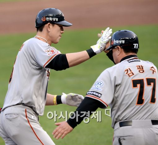 [포토]김회성, '백투백 홈런이에요'