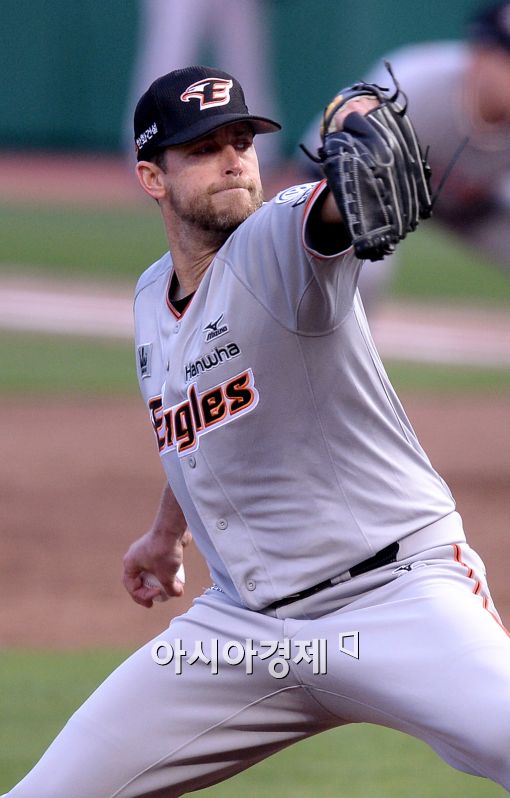 [포토]역투하는 한화 선발 탈보트