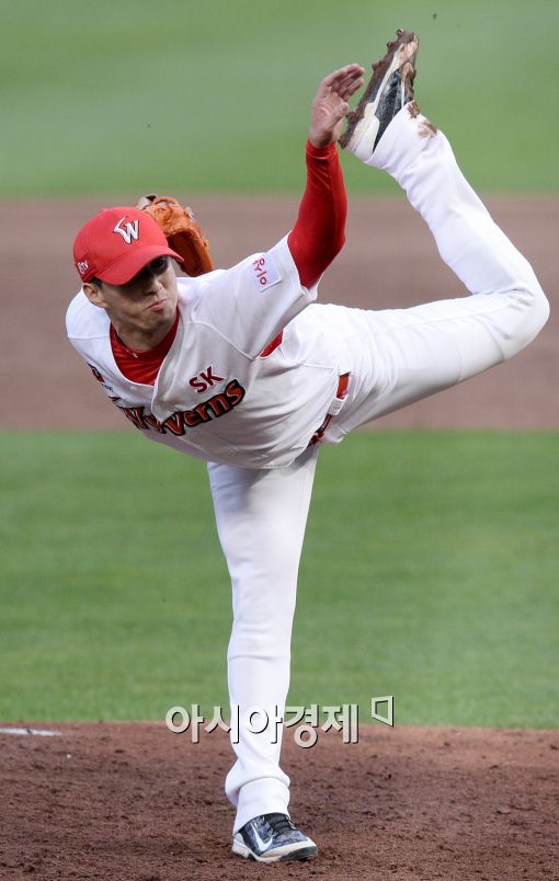 [포토]역투하는 SK 선발 고효준