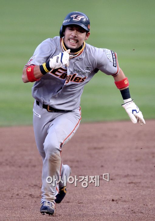 [포토]이용규, '실책 하나?  두 베이스!'