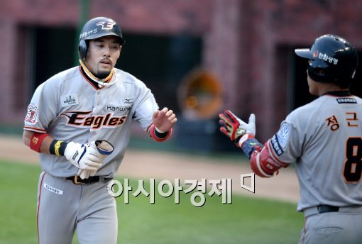 [포토]이용규, '발로 만든 추가 득점'