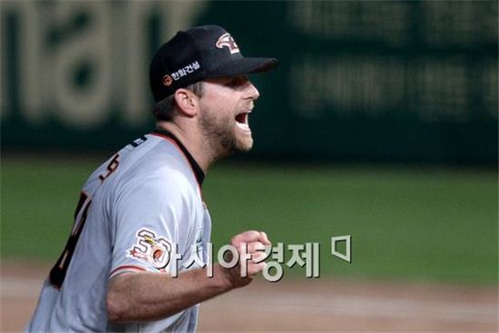 [포토]환호하는 한화 선발 탈보트