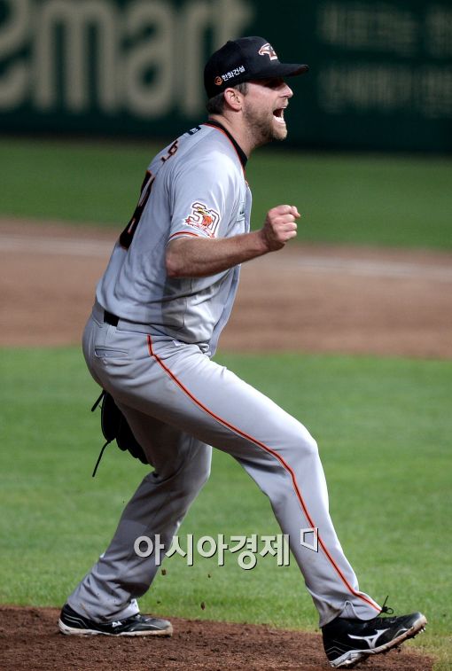 [포토]환호하는 한화 선발 탈보트