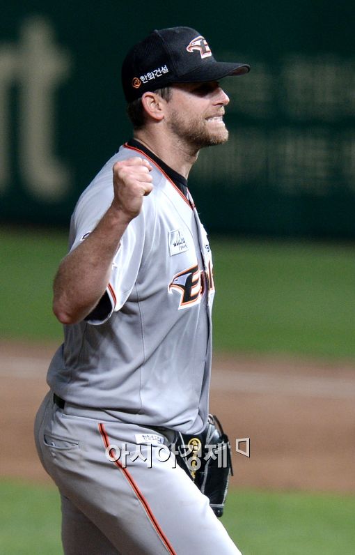 [포토]탈보트, '위기 넘기고 주먹 불끈'