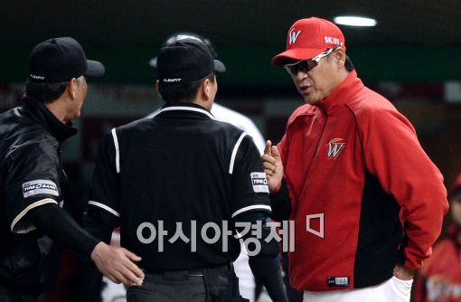 [포토]어필하는 SK 김용희 감독