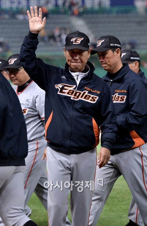 [포토]한화 김성근 감독, '응원 덕분에 이겼어요'