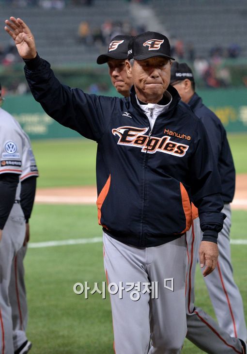 [포토]팬들에게 손 흔드는 김성근 감독