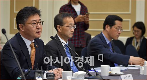 [포토]발언하는 홍용표 통일부 장관