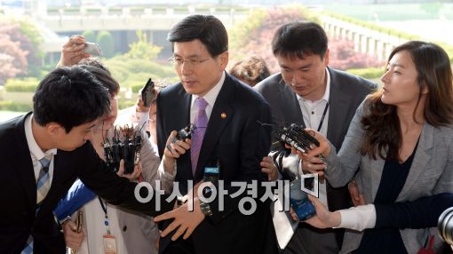 [포토]취재진들의 질의에 답하는 황교안 법무부 장관