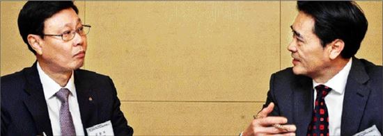 유동욱 신한은행 부행장(사진 왼쪽)과 매튜 리 페이팔 아시아 대표가 21일 서울 웨스틴조선호텔에서 열린 '2015 서울아시아금융포럼'에서 만나 대화를 나누고 있는 모습. 