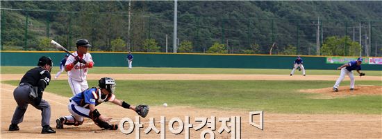 제2회 함평천지기 전국 공무원 야구대회가 22일부터 4일간 함평야구장, 전남야구장, 함평기아챌린저스필드에서 펼쳐진다.
