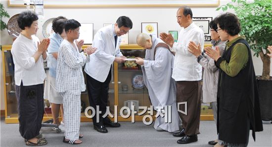 화순전남대병원 불교자원봉사자실(화순 유마사 보안회)은 석가탄신일을 앞둔 지난 20일 조용범 병원장을 방문, 600만원의 후원금을 전달했다. 
