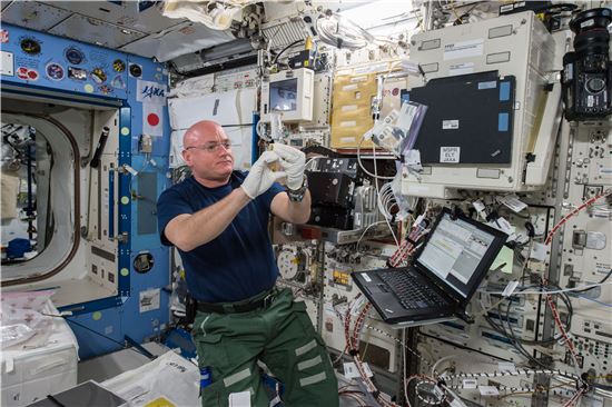 ▲스콧 켈리가 ISS에서 우주 나이와 관련된 실험을 하고 있다.[사진제공=NASA]