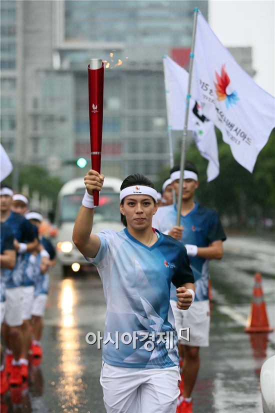 카잔U대회 여자역도 금메달리스트 꿔신춴 선수가 성화를 봉송하고있다.