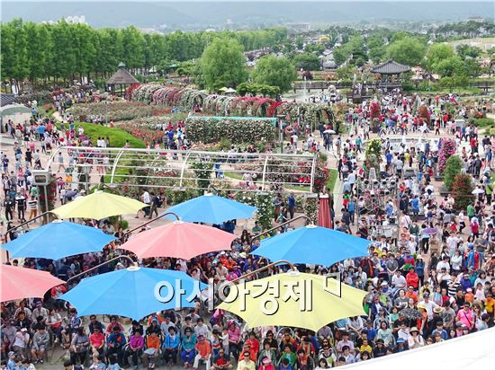 [포토]사람반~장미꽃 반