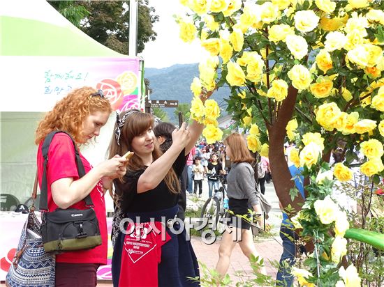 [포토]명품장미 카메라에 담는 외국인들
