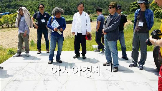 전시회를 준비하고 있는 26명의 참여자들은 지난 21~23일 2박 3일의 일정으로 장흥군을 찾아 보림사, 동백정, 이청준 생가 및 묘소, 해산토굴, 방촌 고택 등의 20여 곳의 문화유적지를 답사하고 스케치를 마쳤다. 
