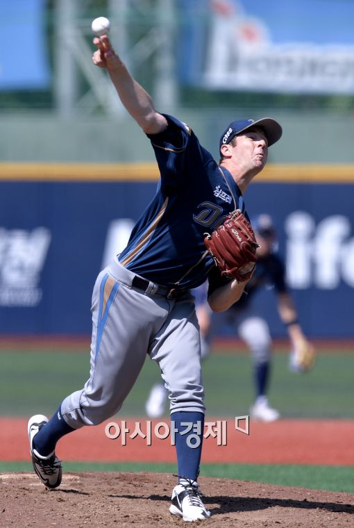 [포토]역투하는 NC 선발 찰리