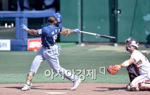 [포토]테임즈, '행운의 안타로 2루까지'