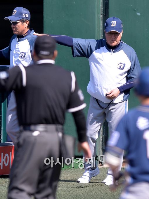 [포토]대주자 교체하는 NC 김경문 감독