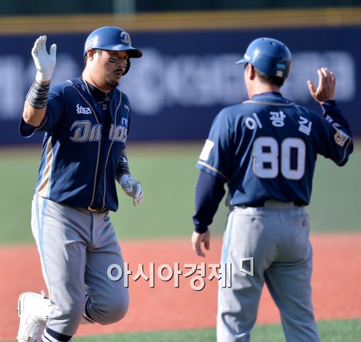 [포토]이호준, '화끈한 역전 홈런 신고합니다'