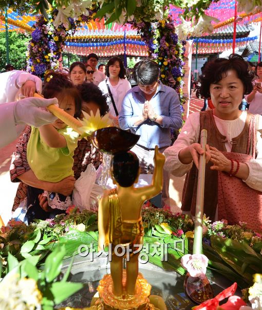 [포토]석가탄신일 하루 앞두고 관불의식하는 불자들