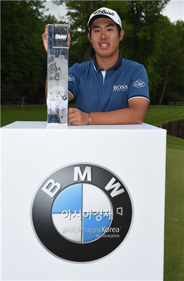 안병훈이 BMW PGA챔피언십 우승 직후 트로피를 들고 기념촬영을 하고 있다. 버지니아워터(잉글랜드)=Getty images/멀티비츠
