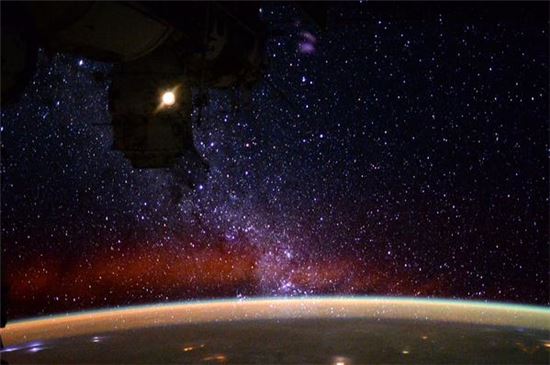▲우주에서만 볼 수 있는 아름다운 은하수.[사진제공=NASA/Terry Virts]