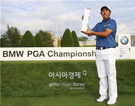 안병훈이 BMW PGA챔피언십 우승 직후 트로피를 들고 기념 촬영을 하고 있다. 버지니아워터(잉글랜드)=Getty images/멀티비츠