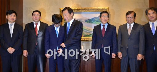 [포토]자리로 향하는 이주열 한은 총재