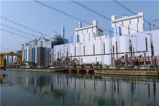 한국전력기술이 설계한 1000MW급 석탄화력발전소인 당진 9,10호기 전경