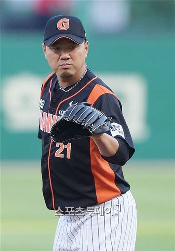 롯데 송승준, 갑자기 단상에 올라간 이유는…"구단에 감사하다"