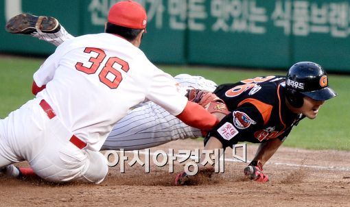 [포토]박종윤, '안타 치고 오버런이라니..'