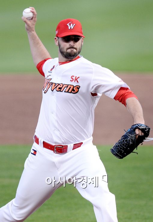 [포토]역투하는 SK 선발 밴와트