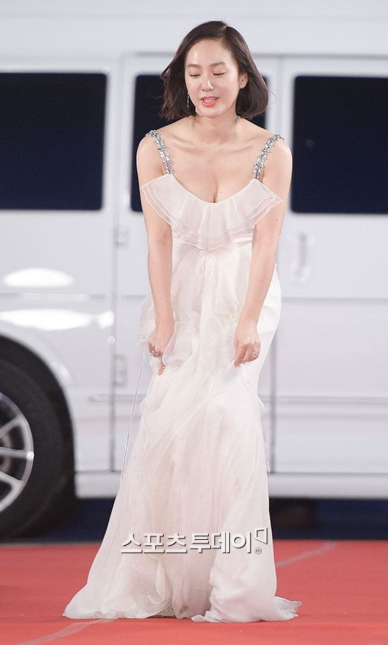 [포토] '백상예술대상' 박주미, 볼륨감 드러낸 파격 드레스 