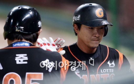 [포토]정훈, '달아나는 솔로 홈런'