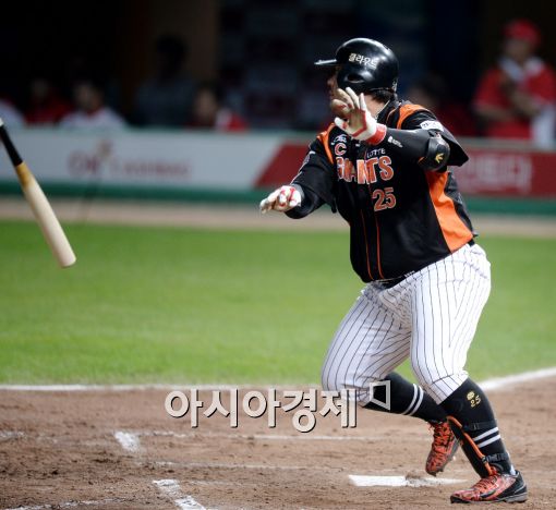 [포토]최준석, '쐐기 투런포 쾅!'