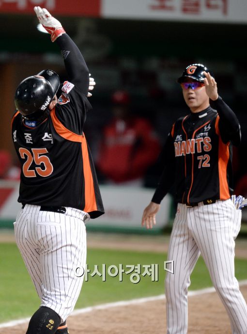 [포토]최준석, '빛나는 홈런 세리머니'