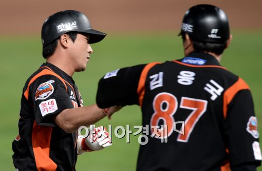 [포토]정훈, '쐐기를 박는 연타석 홈런'