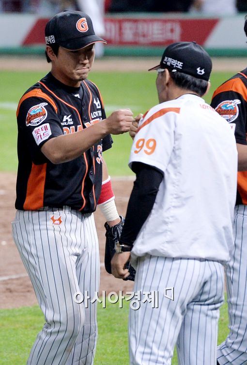 [포토]이종운 감독, '정훈, 좋았어!'