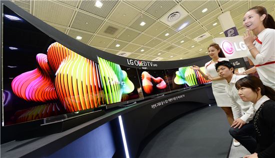 LG전자가 27~30일 서울 강남구 코엑스에서 열린 ‘월드 IT 쇼(World IT Show, WIS) 2015’에 참가해 OLED TV를 선보이고 있다.