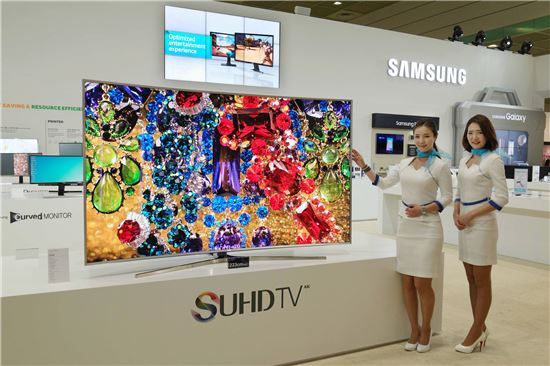 삼성전자가 27~30일 서울 강남구 코엑스에서 열린 ‘월드 IT 쇼(World IT Show, WIS) 2015’에 참가해 88형 SUHD TV를 소개하고 있다.