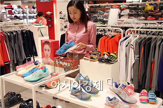 (주)광주신세계(대표이사 유신열) 전통 스포츠 브랜드 '휠라' 매장에서 한 여성고객이 러닝화를 살펴보고 있다.