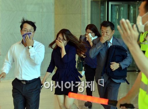 [포토]63빌딩 대테러 비상대피훈련, 대피하는 입주사 직원들