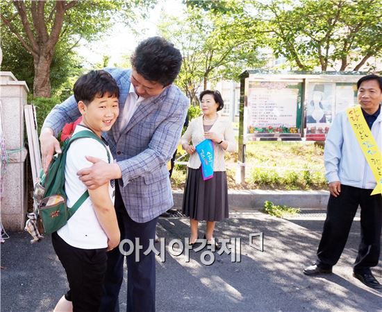 김병권 순천시의회 의장이 가정의 달 5월 사감운동 힐러로 나서 어린이와 포옹하고있다. 