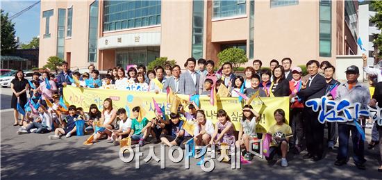 김병권 순천시의회 의장이 가정의 달 5월 사감운동 힐러로 나서 어린이들과 기념촬영을 하고있다.