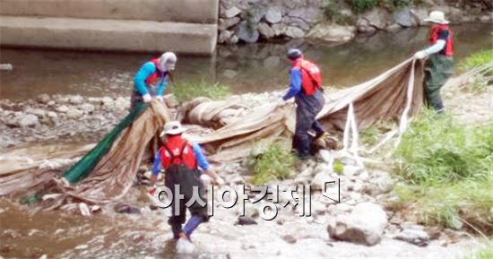 순천시 상사면(면장 문운기)은 주민 스스로가 이사천을 중심으로 환경정화 활동을 펼치고 있다.
