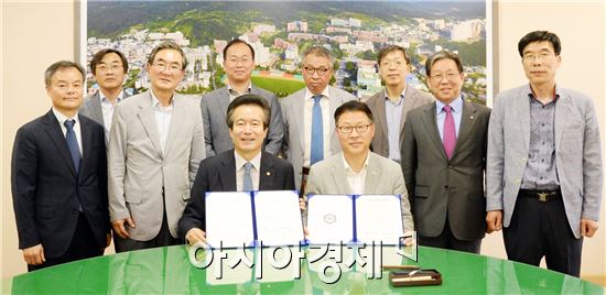 국립 순천대학교(총장 송영무)는 지난 26일 본부 4층에서 ㈜파루(대표 강문식)와 장학 사업을 위한 상호협력 협약을 체결했다.
